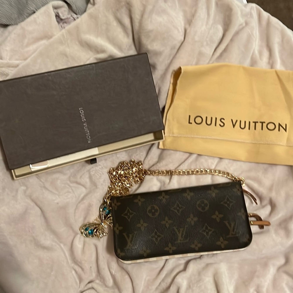 Authentic LV mono Rayures . Great condition . Comes with a box and dust bag .